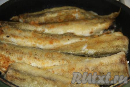 Жарить навагу с одной стороны минут 7 на среднем огне. Затем перевернуть и жарить с другой стороны минут 7. Рыбка должна покрыться красивой корочкой с двух сторон.