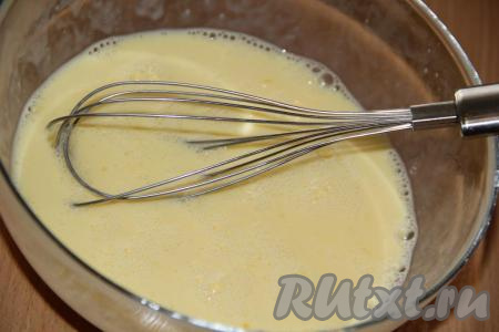 Не нужно взбивать яйца с молоком миксером или в блендере. Лучше всего просто перемешать их венчиком.