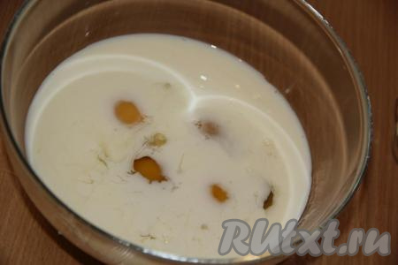 Добавить соль и влить молоко.