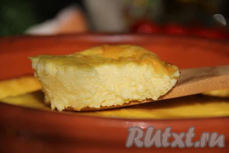 Очень вкусный омлет, приготовленный из молока и яиц в духовке, можно подать в тёплом виде, а можно остудить. Вот такой пористый и воздушный омлет получился.