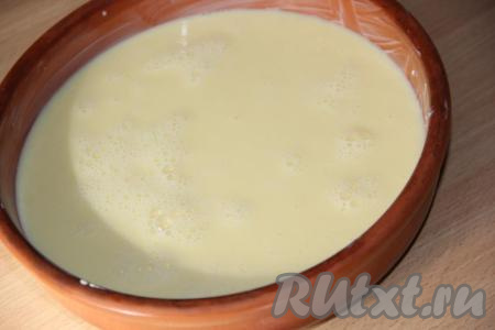 Вылить смесь из молока и яиц в форму и поставить в разогретую духовку. Готовить омлет при температуре 180-200 градусов, примерно, 25-30 минут. Омлет поднимется и покроется лёгкой золотистой корочкой.