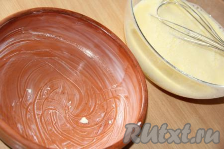 Форму для выпекания омлета смазать сливочным маслом. Духовку заранее разогреть до 180 градусов.