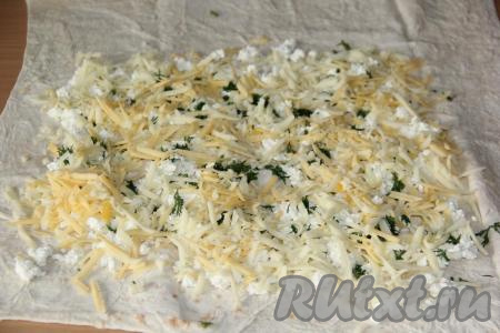 Выложить сыр поверх творога с зеленью (кто любит достаточно соленые блюда, может немного присолить сыр с творогом).