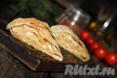 Аппетитный рулет из лаваша, запеченный с творогом и сыром в духовке, нарезать на кусочки и подать к столу. Такой рулет вкусен и в горячем, и в холодном виде.