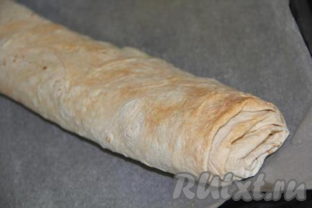 Запекать рулет из лаваша с начинкой из творога и сыра&nbsp; в разогретой духовке минут 15 при температуре 200 градусов (рулет должен стать золотистого цвета).