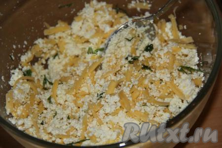 Хорошо перемешать творог, зелень, сыр и начинка для блинов готова.