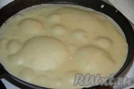 Раскалить сковороду, налить немного теста, равномерно распределить.&nbsp;Я смазала сковороду только перед первым блином. Жарить блинчик на среднем огне вначале с одной стороны до румяного цвета, затем перевернуть и жарить до румяности с другой стороны. Таким образом приготовить все блины. Готовые блинчики складывать на тарелку.