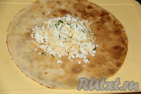 На каждый блин выложить 2 столовые ложки творожно-сырной начинки.