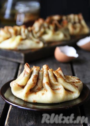 Слегка остудить блины, вынуть шпажки. Блинчики будут прекрасно держат форму, получившаяся "оборочка" очень украшает это блюдо. Аппетитные, очень вкусные блины с творогом и сыром при подаче можно дополнить сметаной.