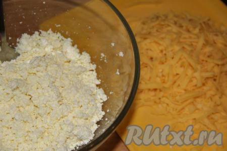 Для приготовления начинки творог насыпать в миску. Сыр натереть на крупной тёрке и выложить к творогу.