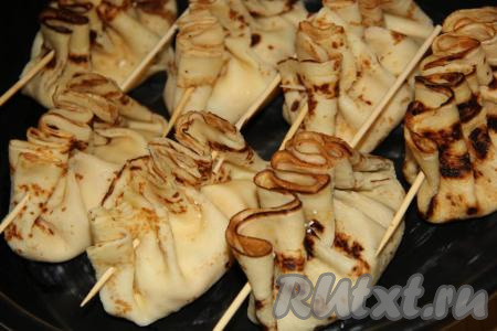 Противень смазать растительным (или сливочным) маслом. Выложить блины с начинкой на противень.