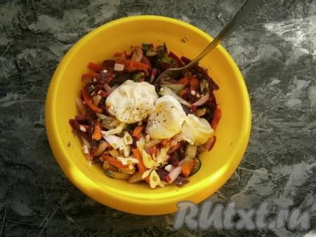 Чеснок нарезать небольшими кусочками и добавить в салат вместе с майонезом, сметаной, солью и чёрным молотым перцем. 