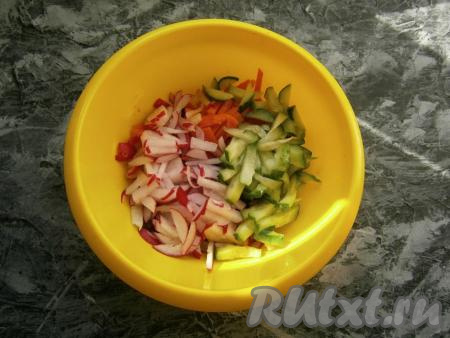 Добавить нарезанные соломкой (или брусочками) свежий огурец и редис.