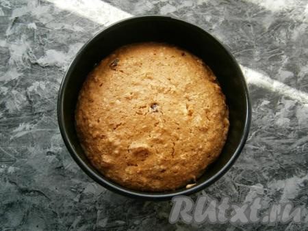 Выпекать пасхальный творожный кулич в разогретой духовке при температуре 180-190 градусов 45-55 минут. Готовность проверяйте деревянной шпажкой (шпажка должна остаться сухой при прокалывании готовой выпечки).