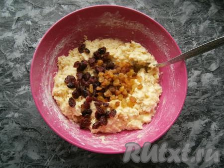 Замесить ложкой довольно густое тесто, добавить изюм и вяленую вишню (или клюкву). Если сухофрукты у вас слишком сухие, предварительно замочите их в горячей воде минут на 10 и обсушите.