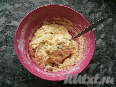Творожное тесто для кулича ещё раз перемешать ложкой, оно получится густым и плотным.