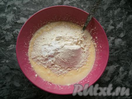 Еще раз взбить массу миксером и всыпать муку с содой.