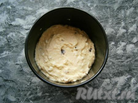 Разъемную форму для кулича (или несколько формочек), дно которых застелено пергаментом, смазать чуть растительным маслом и выложить подготовленное тесто. Тесто должно заполнять форму на 1/2 или 2/3 объема.