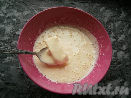 Взбить миксером яйца с ванилином и сахаром до плотной, светлой и пышной массы (минуты 3-4), влить растительное масло и добавить размягченное сливочное масло.