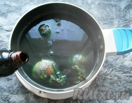 Далее влить зеленку и продолжать варить яйца еще 10 минут.