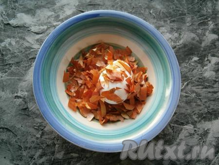 Мокрые яйца тщательно обвалять в луковой шелухе.