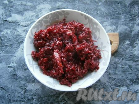 Свекольную икру переложить в салатник (или миску) и дать ей полностью остыть.