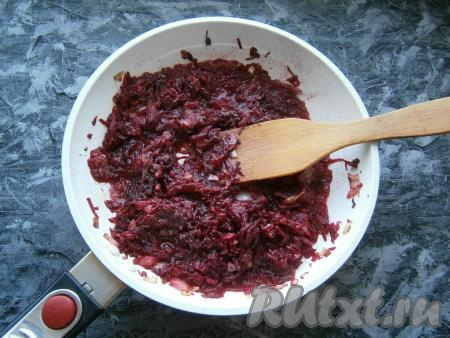 Затем посолить, посыпать специями, поперчить, добавить измельченный чеснок. Тушить свеклу на небольшом огне, помешивая, 7-10 минут (рассол должен полностью впитаться в свеклу).