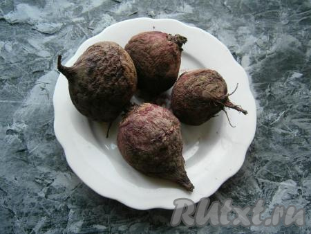 Свеклу предварительно отварить и остудить. Небольшая свекла варится около 40-45 минут с момента закипания воды.