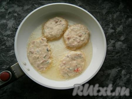 Сковороду разогреть с растительным маслом и выкладывать тесто столовой ложкой в виде оладий.