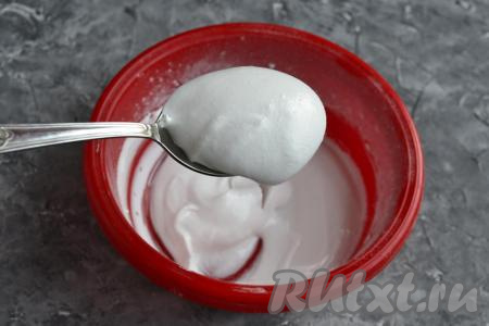 Глазурь, приготовленная из яичного белка, сахарной пудры и лимонного сока, получается белоснежной и густой, она прекрасно подходит для украшения выпечки.