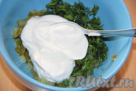 Добавить к огурцам сметану и рубленный укроп, перемешать и заправка для салата готова.