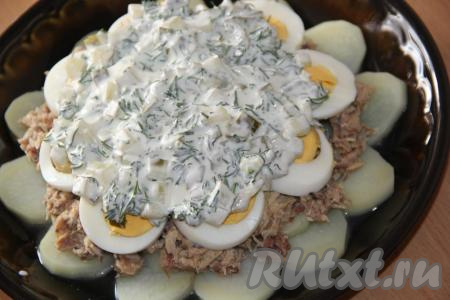 Выложить заправку на верхушку салата.