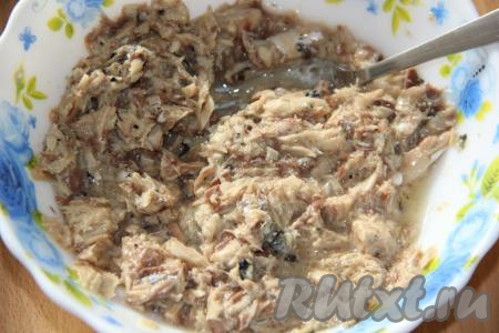 Вилкой размять скумбрию в однородную массу.