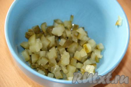 Для приготовления заправки маринованный огурчик мелко нарезать (можно натереть на крупной тёрке).