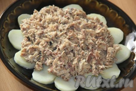 Поверх картофеля выложить рыбную массу.
