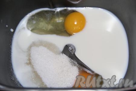 Сюда же всыпать сахар и ванильный сахар.