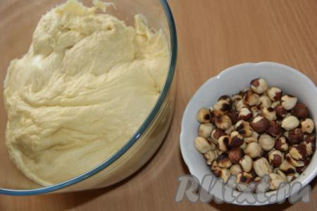 Хорошо обмять тесто,&nbsp;добавить орехи (можно добавить сухофрукты или цукаты). Я предварительно обжарила фундук на сухой сковороде и очистила от шелухи.