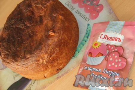 Поместить чашу в мультиварку, выставить режим "Выпечка" на 50 минут, крышку закрыть.&nbsp;За это время кулич у меня не пропёкся и я добавила ещё 50 минут. Проверить готовность выпечки можно деревянной шпажкой. Я для получения более румяной корочки дополнительно поставила кулич&nbsp;на 5 минут при верхнем нагреве в духовку, разогретую до 180 градусов. Можно разделить тесто на две равные части и испечь&nbsp;два кулича в мультиварке на режиме "Выпечка", установив время 50 минут (продолжительность выпечки во многом зависит от модели мультиварки). Готовый кулич достать из формы и полностью остудить. Для украшения я использовала готовую сахарную глазурь.