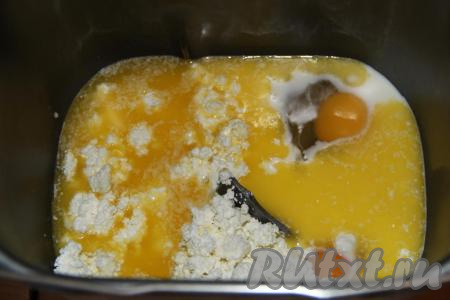 Добавить в ведёрко творог и растопленное тёплое сливочное масло.