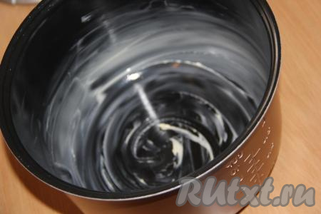 Чашу мультиварки хорошо смазать сливочным маслом.