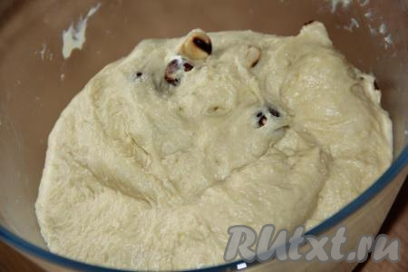 Вмесить орехи в тесто.