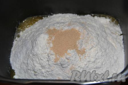 Всыпать муку, дрожжи и соль, выставить режим хлебопечки "Замес теста" (в моей хлебопечке продолжительность&nbsp;режима замеса&nbsp;1,5 часа). Если замешиваете тесто руками, тогда дрожжи нужно растворить в теплом молоке (температура молока не более 40 градусов) и оставить на 10 минут, чтобы дрожжи "ожили", запенились. Затем соединить дрожжи, сахар, ванильный сахар, яйца, творог, не горячее растопленное сливочное масло и соль, перемешать массу, а затем всыпать муку и замесить нежное, мягкое, приятное в работе тесто. Оставить тесто в миске на 1,5-2 часа.