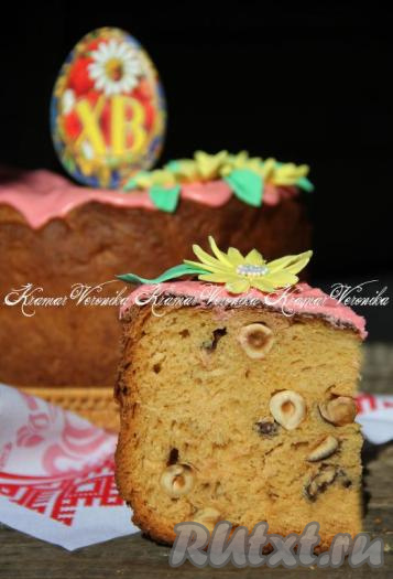 Развести глазурь по инструкции на упаковке и покрыть верх кулича. Украсить кулич по своему вкусу. Вот таким красивым в разрезе получился пасхальный творожный кулич, приготовленный в мультиварке. Очень вкусная выпечка, попробуйте!