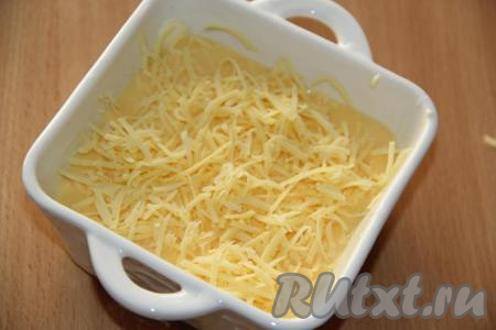 Присыпать яично-молочную смесь сыром, перемешивать не нужно! Поставить форму в разогретую духовку и готовить омлет минут 25 при температуре 180 градусов. Омлет должен стать красивого золотистого цвета.