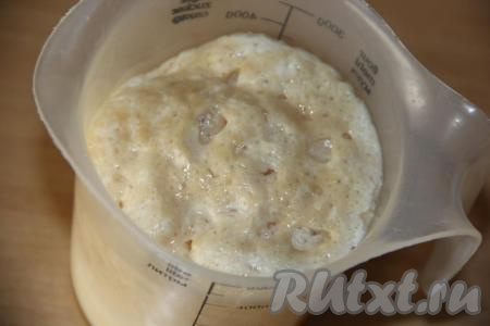 В тёплое молоко (температура молока не должна быть выше 40 градусов) всыпать дрожжи и 1 столовую ложку сахара, оставить опару на 15 минут в тепле. За это время на поверхности молока должна образоваться пышная "шапка".