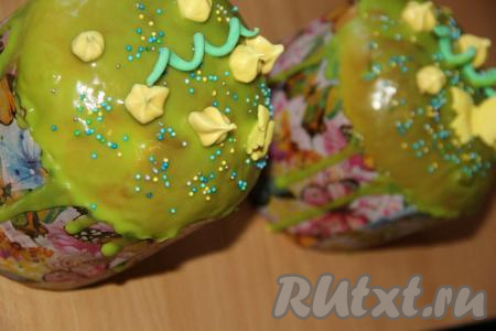 Готовые куличи полностью остудить, а затем покрыть глазурью (я использовала покупную сахарную глазурь, приготовив её по инструкции) и украсить на своё усмотрение.