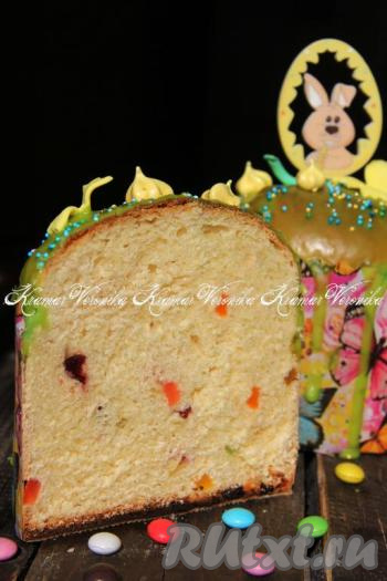 На фото видно, как выглядит этот кулич в разрезе. Пасхальный кулич, замешанный на сметане, получается красивым, аппетитным и очень вкусным.