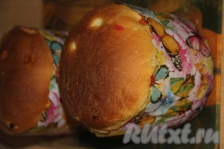 Выпекать куличи в разогретой духовке минут 40-45 при температуре 200 градусов. Готовность можно проверить с помощью деревянной шпажкой (шпажка останется сухой при прокалывании готового кулича).