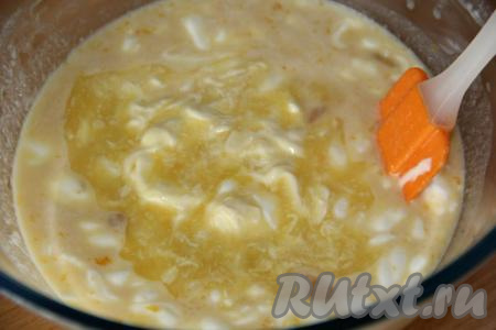 Сюда же добавить не горячее растопленное сливочное масло, перемешать.