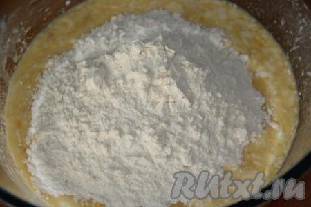 В получившуюся массу всыпать просеянную муку и замесить нежное, мягкое тесто.